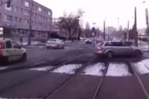 Hú hồn ô tô thản nhiên chặn đầu tàu điện 