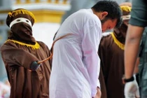 Malaysia: Quan hệ đồng tính, 5 người bị bắt giam, tuyên án phạt roi 