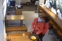 Bất ngờ "hình phạt" của quản lý khi bắt gặp nhân viên âu yếm