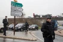 Video cảnh sát truy lùng nghi phạm vụ xả súng ở Pháp