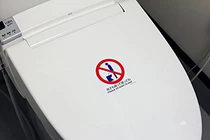 Nhật Bản: Chán "đứng truyền thống", đàn ông chuyển sang tiểu tiện kiểu ngồi 