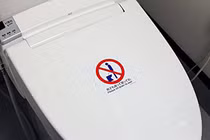 Nhật Bản: Chán "đứng truyền thống", đàn ông chuyển sang tiểu tiện kiểu ngồi 