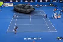 Tay vợt số 1 thế giới chơi tennis với xe tăng