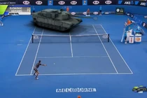 Tay vợt số 1 thế giới chơi tennis với xe tăng
