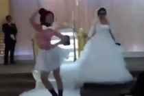 Cô dâu đeo kính râm nhảy tưng bừng trong đám cưới