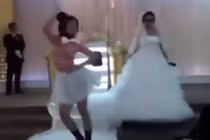Cô dâu đeo kính râm nhảy tưng bừng trong đám cưới