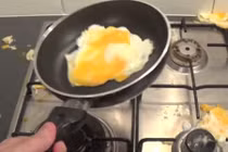 Anh chàng rán trứng vụng về nhất quả đất