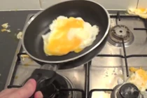 Anh chàng rán trứng vụng về nhất quả đất