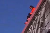 Thót tim giải cứu cô gái đòi nhảy lầu tự tử