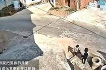 Bé gái 7 tuổi ném bé trai 4 tuổi xuống giếng