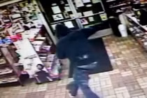 Ngang nhiên vào ăn trộm, bị chủ cửa hàng bắn tơi tả