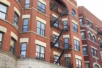 Rơi qua cửa sổ, bé trai 3 tuổi tử vong trong lúc chơi đùa