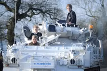 Chơi trội, bố đưa con đến trường bằng xe tăng