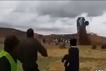 Kinh hoàng ô tô lộn vòng trên không trước khi bốc cháy