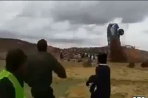 Kinh hoàng ô tô lộn vòng trên không trước khi bốc cháy