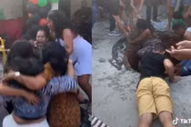 7 phụ nữ ăn mừng khiến nền sân nứt toác, tạo hố sâu 3m