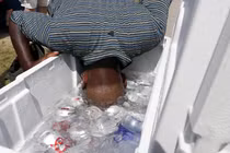 Thế giới vật vã tìm cách tránh nắng mùa hè