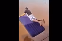 Cười vỡ bụng trò nghịch dại ôm đệm nhảy sông