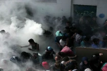 Cảnh hỗn loạn Hy Lạp trấn áp di dân trái phép