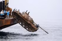 Lạ kỳ đưa xe tăng xuống biển để... bảo vệ cá