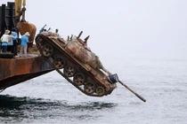 Lạ kỳ đưa xe tăng xuống biển để... bảo vệ cá