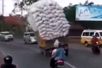 Xe tải siêu trọng ngã chổng vó trên đường 