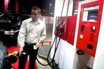 Xem tài xế nước ngoài tự đổ xăng, không cần nhân viên