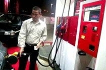 Xem tài xế nước ngoài tự đổ xăng, không cần nhân viên