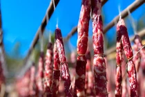 Thơm nức mũi hương vị Tết tại "làng thịt phơi nắng" ở Trung Quốc 