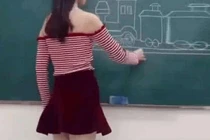 Cô giáo ăn mặc thiếu vải khi giảng bài trên lớp gây tranh cãi 