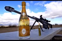 Nổ súng bật sâm panh cực độc chào năm mới 2015