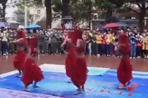 Nam sinh khoe eo, trổ tài múa bụng siêu dẻo