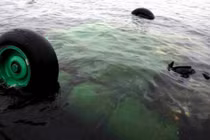 Trực thăng Mi-8 “mất lái”, hành khách nhảy xuống biển