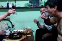 Cháy xém người vì... đốt rượu để uống 