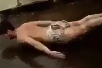 Chàng trai giả “nàng tiên cá” tập bơi trên đường gây sốt 