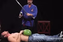 Thót tim “dị nhân” dùng bụng làm thớt... để chém