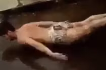 Chàng trai giả “nàng tiên cá” tập bơi trên đường gây sốt 