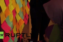 Viết hàng chục giấy nhớ cho nạn nhân máy bay Air Asia 