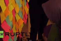 Viết hàng chục giấy nhớ cho nạn nhân máy bay Air Asia 