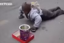 Lật tẩy chiêu trò ăn xin tinh vi trên đường phố