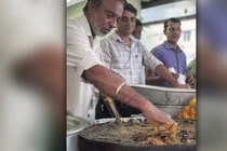 Kinh ngạc người đàn ông nhúng tay không vào dầu đang sôi