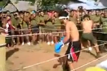 Cười lăn lộn 2 võ sĩ bịt mắt bắt nhau