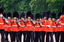 Mạo danh thầy tu rồi qua đêm với cận vệ của Nữ hoàng Anh