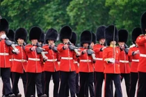 Mạo danh thầy tu rồi qua đêm với cận vệ của Nữ hoàng Anh