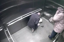 Viên cảnh sát hậu đậu tự rút súng bắn mình