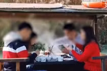 Bếp phát nổ khi trên thuyền, khách hoảng sợ nhảy xuống sông