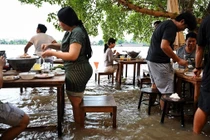 Chuyện lạ ở Thái Lan: Nhà hàng ngập nước, khách vẫn đổ xô đến