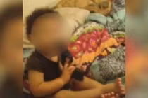 Bị bắt vì để con 1 tuổi chơi súng ngắn