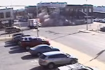 Chạy công an, cô gái lao ô tô đâm đổ tòa nhà