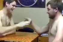 Cười rụng rốn trai trẻ chơi oẳn tù tì... tát mặt nhau